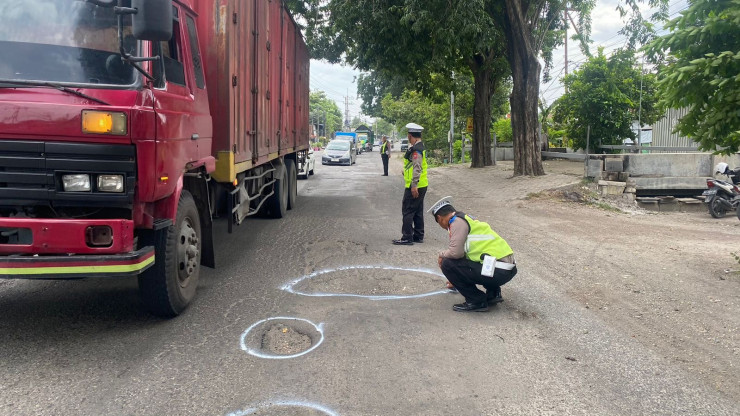 Peduli Keselamatan Berkendara, Polisi di Sidoarjo Berikan Tanda Jalan Berlubang
