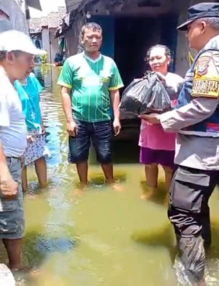 Polresta Sidoarjo Salurkan Bantuan Sembako Untuk Warga Terdampak Banjir di Dusun Dodokan