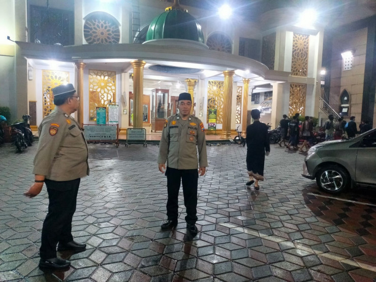 Polsek Gedangan Amankan Pelaksanaan Tarawih Pertama di Masjid Al Hidayah