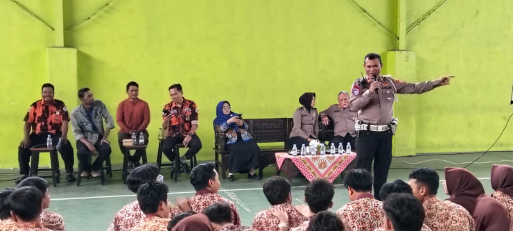 Polisi Beri Edukasi Bahaya Kenakalan Remaja dan Tertib Lalu Lintas di SMAN 1 Krian