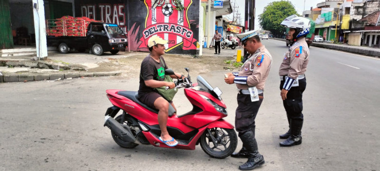 Polsek Porong Beri Teguran Humanis Pengendara Tanpa Helm untuk Keselamatan Bersama