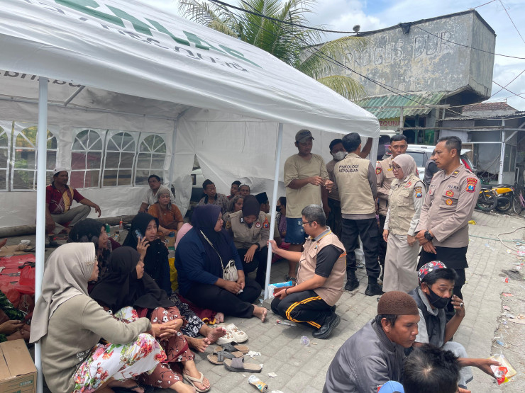 Polisi Beri Trauma Healing Korban Runtuhan Bangunan Ponpes Al Khoziny