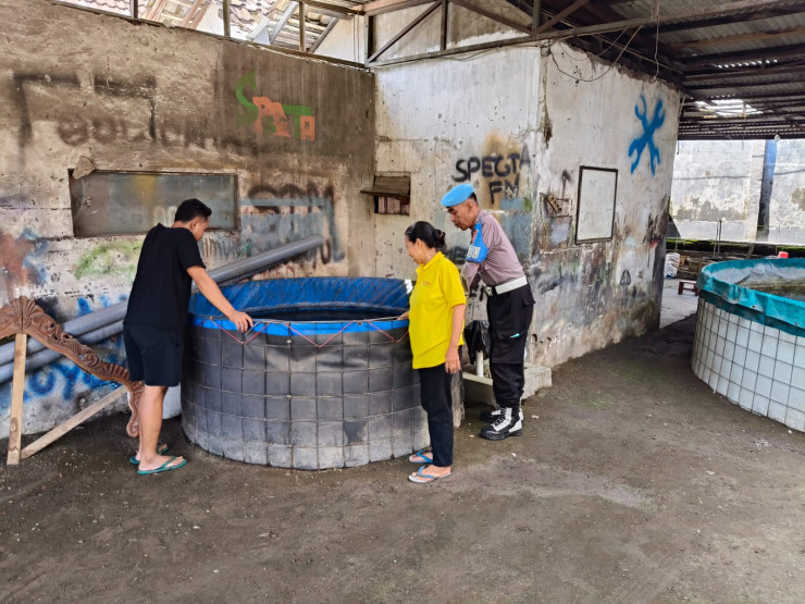Bhabinkamtibmas Desa Kesambi Cek Perkembangan Budidaya Ikan Nila dan Gurami