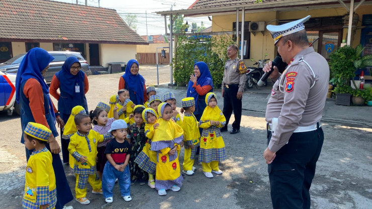 Polisi Ajarkan Tertib Berlalu Lintas Sejak Dini, Siswa KB-RA Al Ikhlas Belajar di Polsek Balongbendo